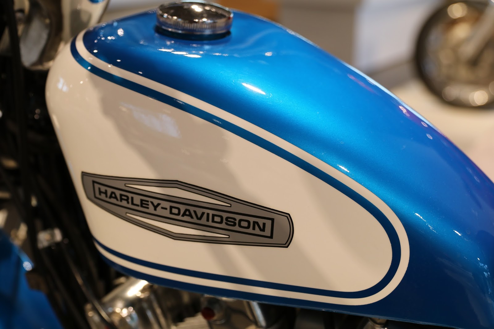 Harley-Davidson Sportster バイクタンク 青色 Custom Paint Harley-Davidson SportSter Tank Blue Rainbow